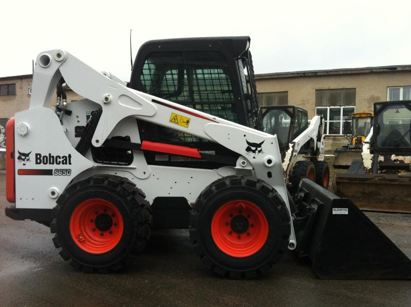 Заказать мини-погрузчик Bobcat S650 в Бресте Аренда мини-погрузчика Bobcat S650 по низким ценам